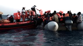 Des migrants secourus au large de la Libye par l'Aquarius. -
