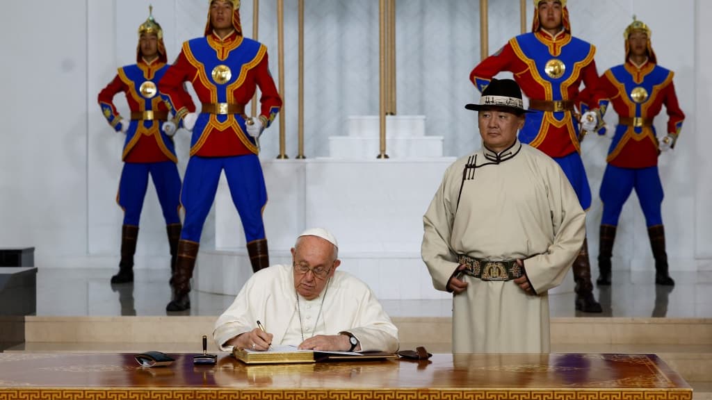 Le pape François en compagnie du président mongol, Ukhnaagiin Khürelsükh, le 2 septembre 2023 