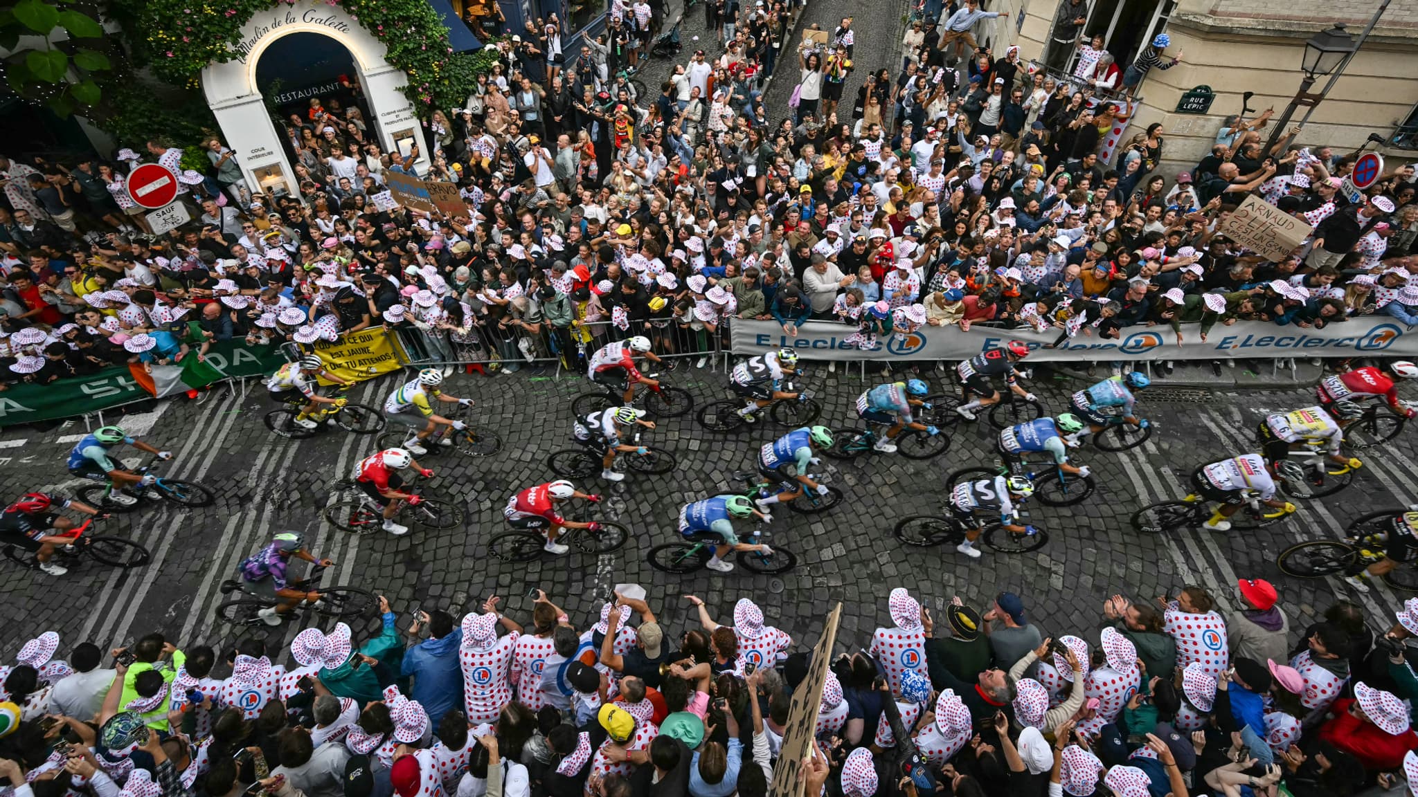 Le premier passage des coureurs du Tour de France à Montmartre, 27 juillet 2025 Le premier passage des coureurs du Tour de France à Montmartre, 27 juillet 2025