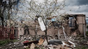 Yasuyoshi CHIBA - AFP. Une maison touchée par des bombardements dans la ville de Lyman, le 28 avril 2022 