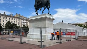 Des barrières ont été installées autour de la statue.