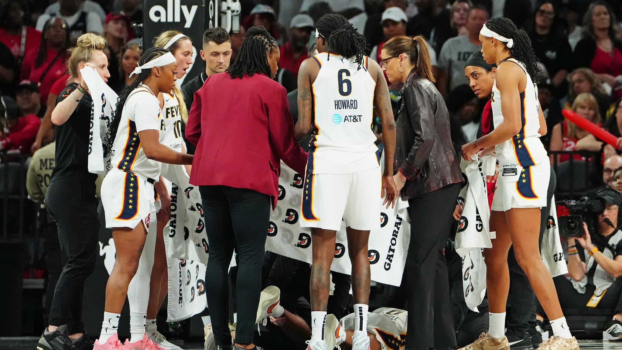 Les joueuses de Las Vegas et d'Indiana autour de Kelsey Mitchell - le 30/09/2025