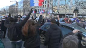 Des manifestants sur les Champs-Elysées