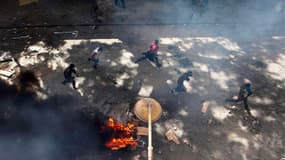 Affrontements entre manifestants et policiers à Dakar. Pour la cinquième journée consécutive, la police a tiré dimanche des grenades lacrymogènes et des balles en caoutchouc pour disperser des manifestants qui protestaient à Dakar contre la candidature du