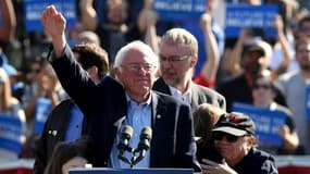 Le démocrate Bernie Sanders et l'acteur américain Danny DeVito, à Brooklyn, à New York, aux Etats-Unis, le 17 avril 2016