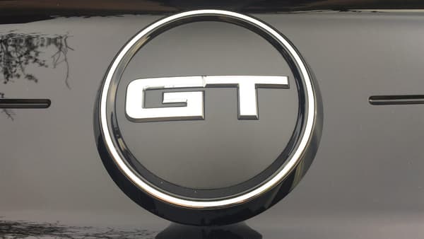 La version V8 se reconnait à ses logos '5.0' sur les flancs, et au sigle 'GT' sur le coffre.