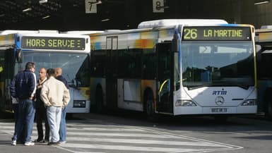 Des agents de la Régie des Transports Marseillais (RTM), le 11 novembre 2005 au dépôt de la RTM d'Arenc à Marseille. (Photo d'illustration)