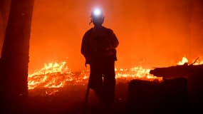 Un pompier combat un incendie à Wofford Heights en Californie le 26 août 2021 (image d'illustration)