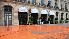 Des militants écologistes ont recouvert de peinture la fondation Louis-Vuitton et la place Vendôme le 1er mai 2023.