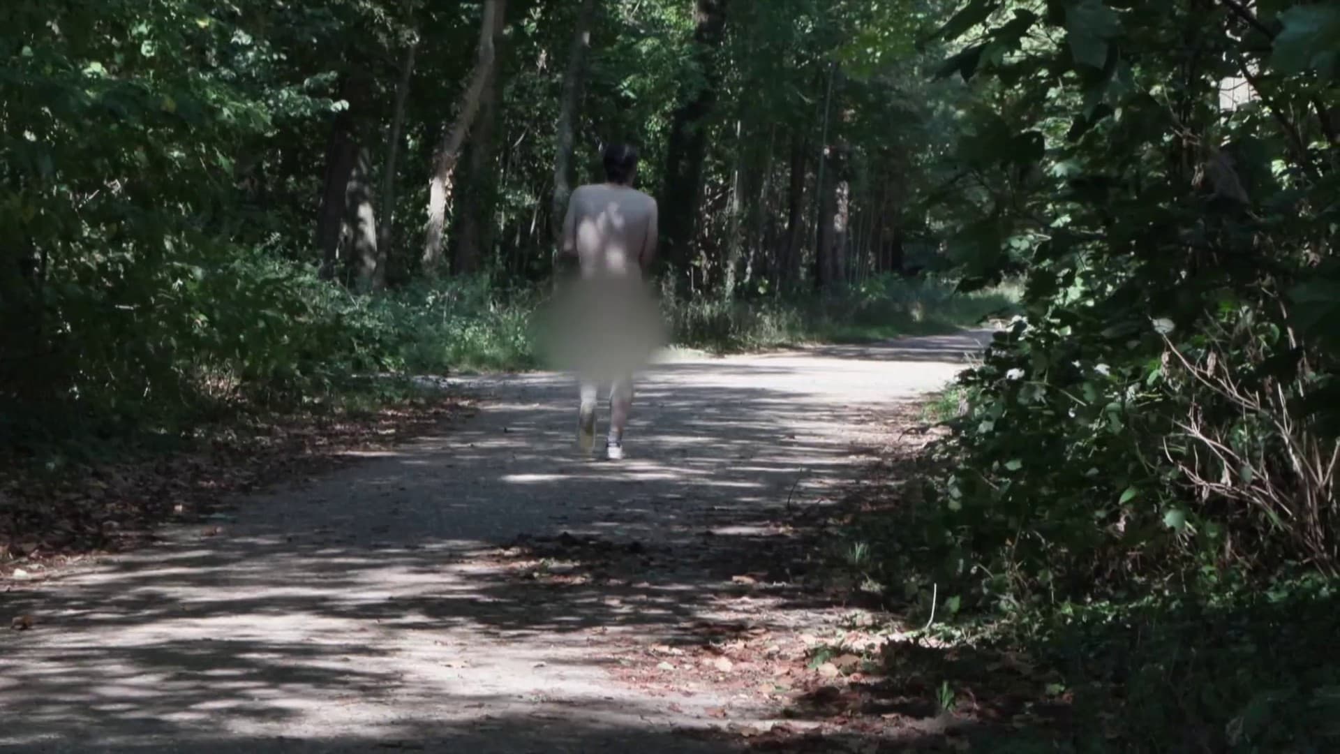DES REPORTERS DE BFMTV EN TOURNAGE FONT FUIR UN HOMME QUI TENTE D'AGRESSER UNE FEMME DANS LE BOIS DE BOULOGNE