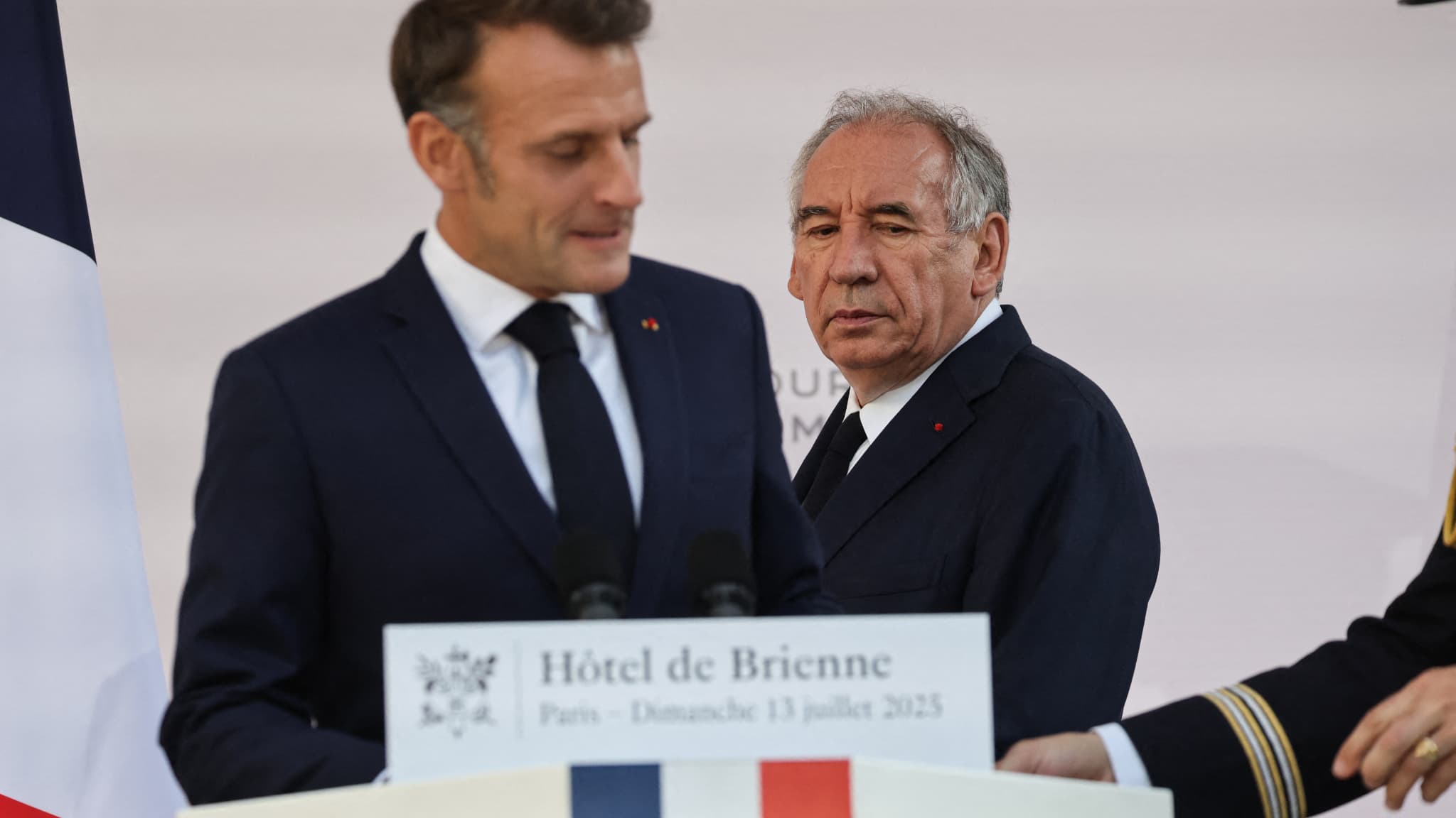 CALENDRIER SOCIAL CHARGÉ, ASSEMBLÉE DIVISÉE... LE CASSE-TÊTE D'EMMANUEL MACRON POUR NOMMER UN NOUVEAU PREMIER MINISTRE