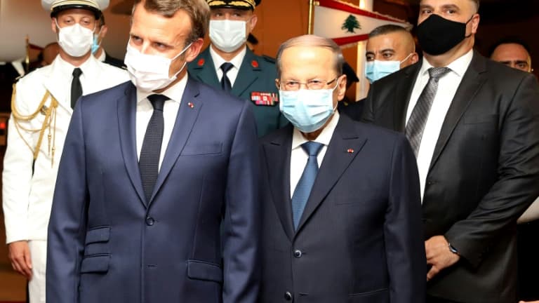 Le président français Emmanuel Macron est accueilli par son homologue libanais Michel Aoun, le 31 août 2020 à l'aéroport de Beyrouth