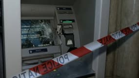 Le commissariat du 11e arrondissement de Paris et plusieurs banques ont été la cible de casseurs, dans la nuit de samedi à dimanche à Paris.