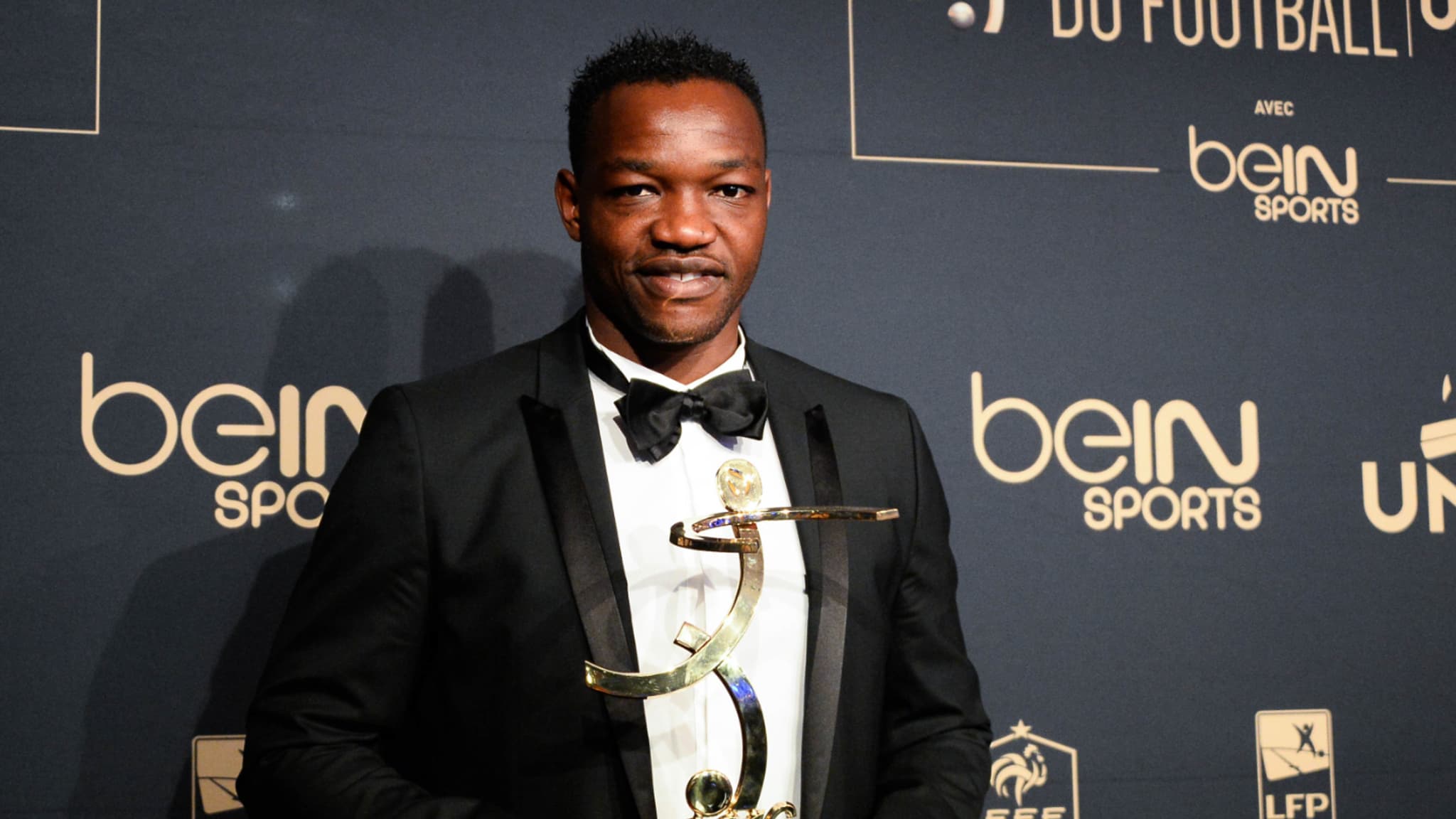 Steve Mandanda avec son trophée UNFP du meilleur gardien en 2016