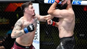 Tom Aspinall (à gauche) lors de son combat à l'UFC contre Andrei Arlovski en février 2021
