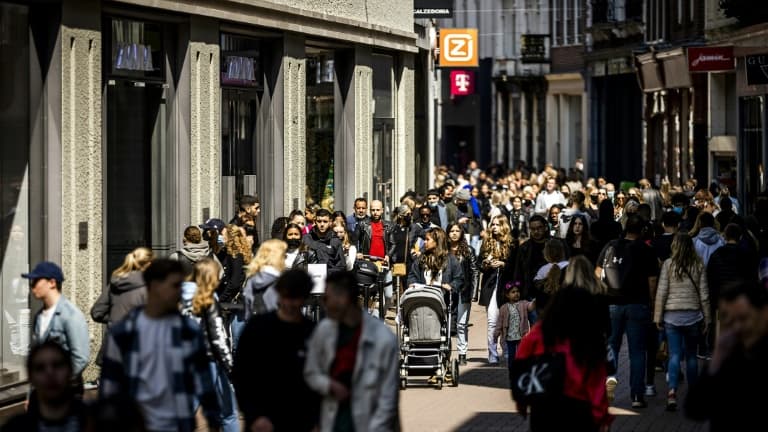 Des piétons dans une rue commerçante d'Amsterdam, le 28 avril 2021 aux Pays-Bas. (photo d'illustration)