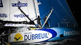 Sébastien Simon à son arrivée aux Sables d'Olonne pour prendre la 3e place du Vendée Globe, le 17 janvier 2025
