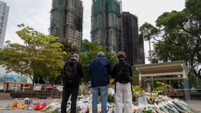 Les fleurs s'accumulent à proximité du complexe résidentiel pour rendre hommage aux nombreuses victimes de l'incendie survenu à Hong Kong, le mercredi 26 novembre 2025.