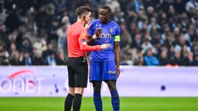 L'arbitre François Letexier explique une décision à Denis Zakaria lors du match OM-Monaco (1-0, L1), le 14 décembre 2025