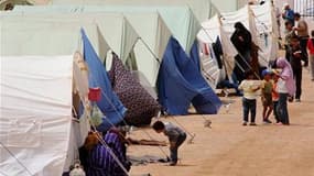 Camp de réfugiés en Tunisie, près de la frontière avec la Libye. Le nombre de réfugiés et de déplacés a atteint en 2010 son plus haut niveau en quinze ans, avec quatre réfugiés sur cinq vivant dans un pays en développement. /Photo prise le 21 mai 2011/REU