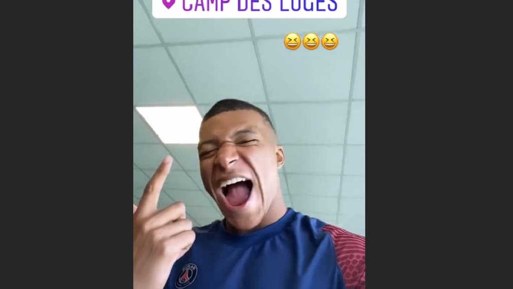 Kylian Mbappé tout sourire en mode selfie Kylian Mbappé tout sourire en mode selfie