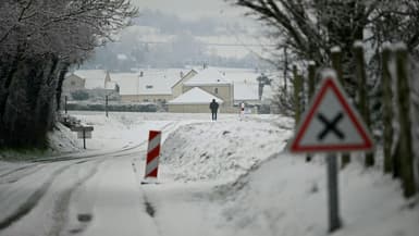 Route barrée à cause de la neige à  Croisilles (Normandie), le 5 janvier 2026