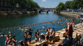 Des Parisiens et touristes se baignent dans la Seine, le 13 juillet 2025. 