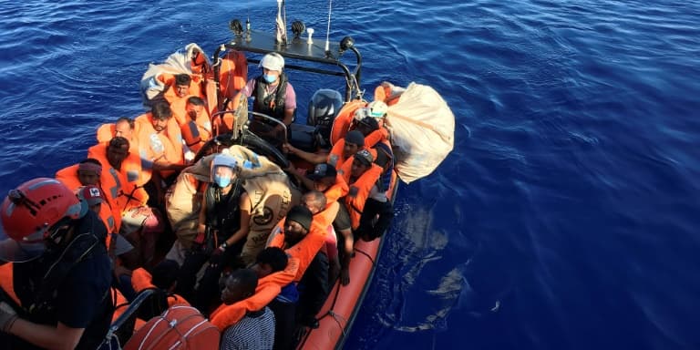 Des migrants secourus par l'ONG SOS Méditerranée, au large de l'île italienne de Lampedusa, vont embarquer à bord de l'Ocean Viking, le 30 juin 2020 (photo d'illustration).