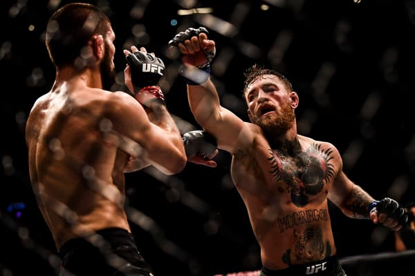 Conor McGregor (de face) lors de son dernier combat à l'UFC contre Khabib Nurmagomedov en octobre 2018