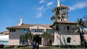 Le président américain Donald Trump et son homologue chinois Xi Jinping devant la résidence et club privé Mar-a-Lago, le 7 avril 2017 à West Palm Beach, en Floride