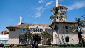 Le président américain Donald Trump et son homologue chinois Xi Jinping devant la résidence et club privé Mar-a-Lago, le 7 avril 2017 à West Palm Beach, en Floride