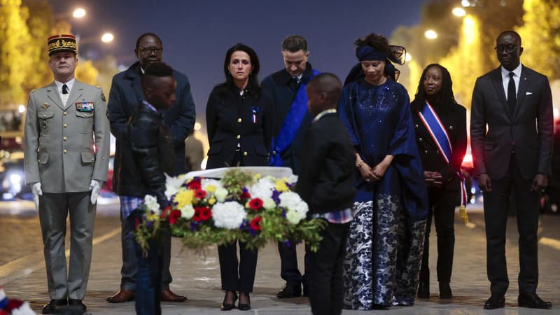 La ministre des Affaires étrangères sénégalaise Aïssata Tall Sall et la secrétaire d'État française Chrysoula Zacharopoulou rendant hommage aux tirailleurs sénégalais le 11 novembre 2022 à Paris.
