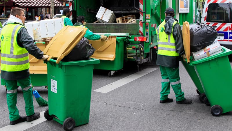 Collecte des poubelles à Paris, le 2 mai 2012.