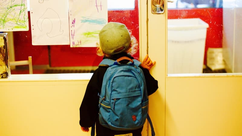 Un enfant devant une salle de classe (Photo d'illustration)