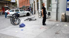 Des vélos gisent au sol dans une rue piétonne de Graz, en Autriche, après qu'un 4x4 a foncé sur la foule, samedi 20 juin 2015.