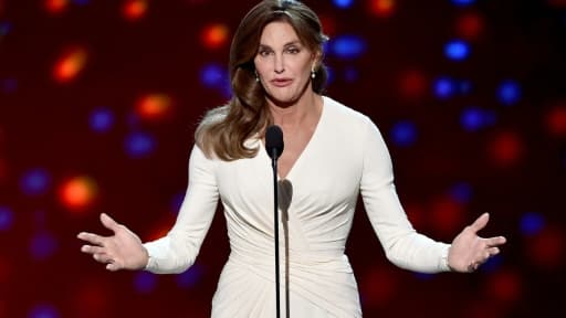 Caitlyn Jenner, anciennement Bruce Jenner avant de changer d'identité sexuelle, sur scène lors d'une cérémonie à Los Angeles, le 15 juillet 2015