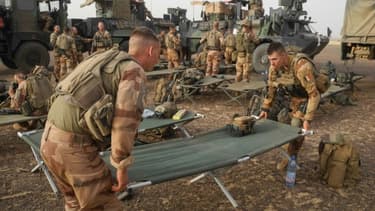 Des soldats français dressent un camp au Mali le 26 mars 2019 sur la route Gossi-Hombori, dans la région de Gourma