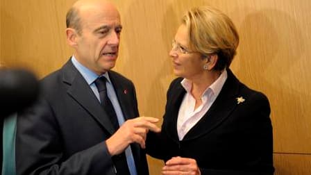 Alain Juppé quitte le ministère de la Défense pour remplacer Michèle Alliot-Marie au poste de ministre des Affaires étrangères.
