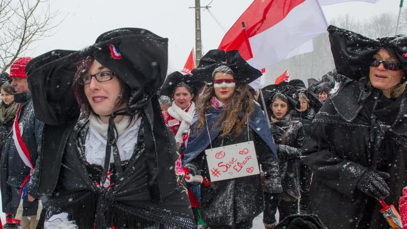 Des Alsaciennes en coiffes traditionnelles manifestent à Muespach en Alsace le 28 décembre 2014.