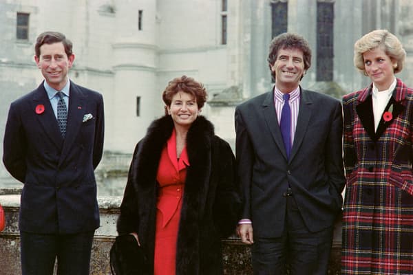 Jack Lang, alors ministre de la Culture et maire de Blois, avec son épouse Monique et le prince Charles et la princesse Diana, en visite en France en novembre 1988 à l'occasion des commémorations de l'Armistice de 1918, devant le château de Chenonceau.