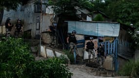 Des gendarmes en patrouille dans le bidonville Talus 2 pendant la démolition des cases en tôle, le 22 mai 2023 Koungou, sur l'île de Mayotte