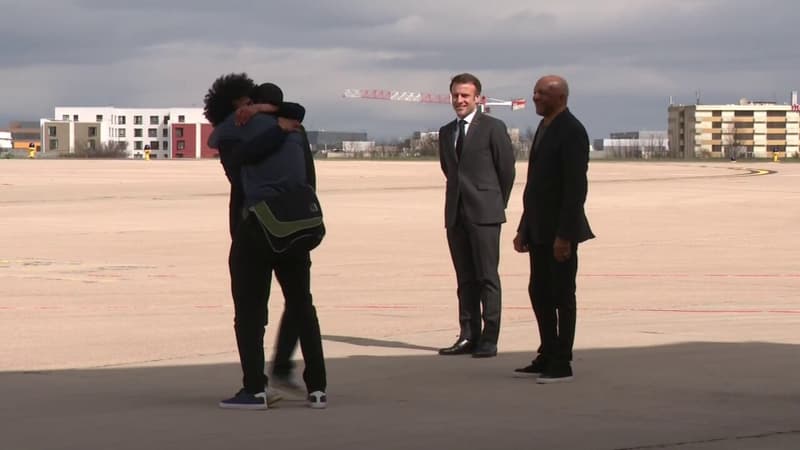 Le journaliste français Olivier Dubois, ex-otage au Sahel, accueilli par Emmanuel Macron à Villacoublay
