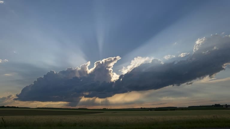 Vue d'un orage près de Sublaines, dans le centre de la France, le 3 juin 2022