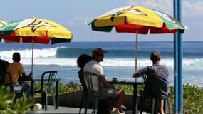 Des personnes en terrasse face à la mer à La Réunion (photo d'illustration).