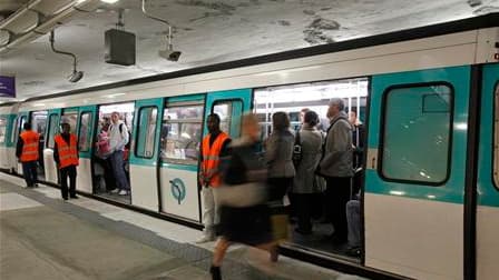 La RATP prévoit un trafic globalement peu perturbé mercredi à Paris et en Ile-de-France en dépit de la reconduction du mouvement contre la réforme des retraites par une grande partie des assemblées générales. /Photo prise le 12 octobre 2010/REUTERS/Benoît