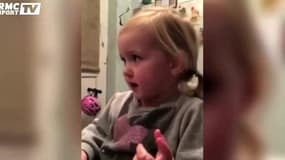 A 2 ans, elle chante fièrement tous les chants d’Arsenal