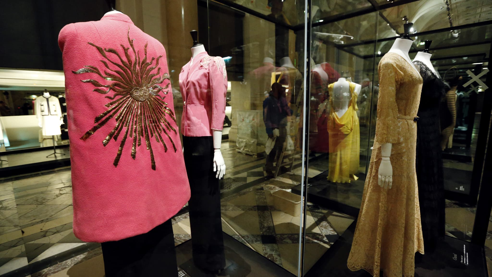 À gauche, une cape courte "Phoebus" (1938/39) de la créatrice italienne Elsa Schiaparelli. Photo prise le 25 février 2013 au Musée de la mode de la Ville de Paris