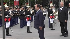 François Hollande observe une minute de silence devant la statue du Général de Gaulle, au bas des Champs Elyées.