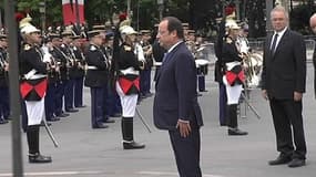 François Hollande observe une minute de silence devant la statue du Général de Gaulle, au bas des Champs Elyées.