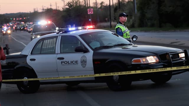 Un policier près du centre de tri FedEx où un cinquième colis piégé à explosé, mardi 20 mars, près d'Austin. 